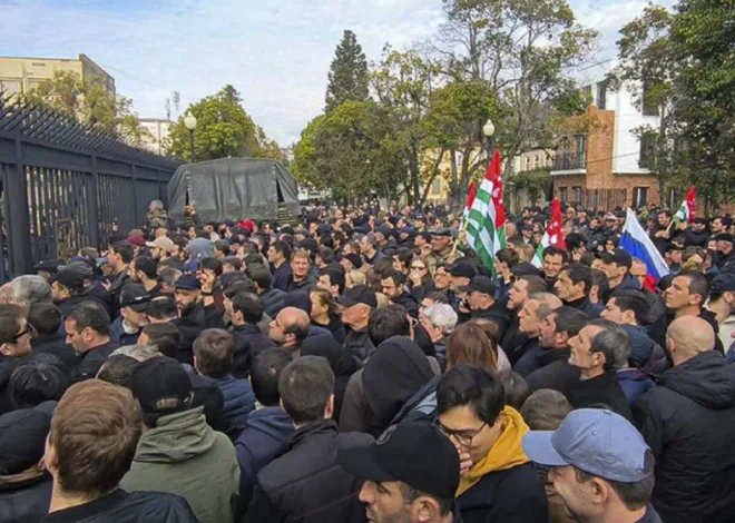 Rus karşıtı protestolar istifa getirdi